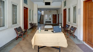 Une salle de conférence équipée d’une table, de chaises et d’un ordinateur portable.