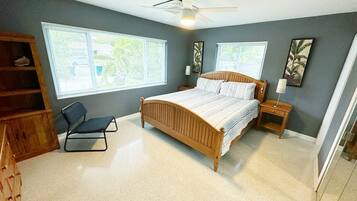 3 bedrooms, desk, iron/ironing board, travel crib