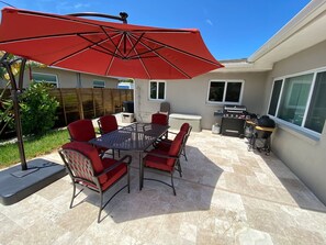 Outdoor dining - Tranquil Escape Heated Pool & Hot Tub - Gulf Coast Beach - Home away from Home (Largo)
