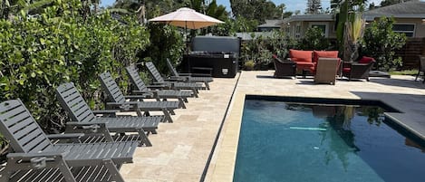 Una piscina al aire libre, una piscina climatizada