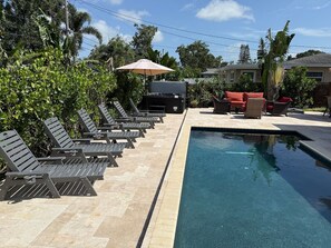 Una piscina al aire libre, una piscina climatizada