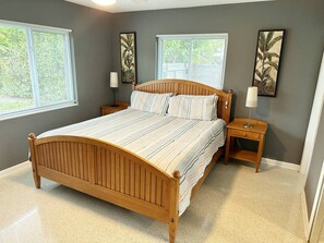 3 soverom, skrivebord, strykejern/-brett og reiseseng for barn