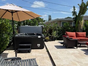 Terrace/patio - Tranquil Escape Heated Pool & Hot Tub - Gulf Coast Beach - Home away from Home (Largo)