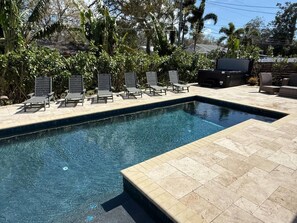 Una piscina al aire libre, una piscina climatizada