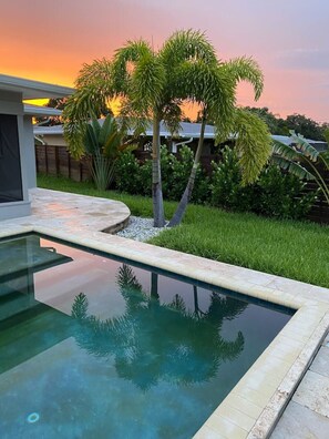 Una piscina al aire libre, una piscina climatizada