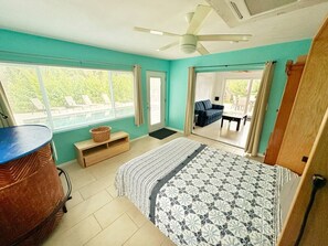 3 quartos, escrivaninha, ferros/tábuas de passar roupa, berço de viagem