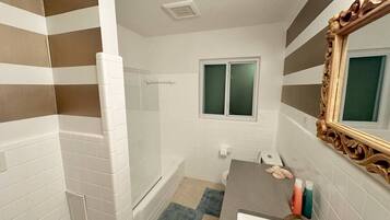 Combined shower/bathtub, hair dryer, towels, soap