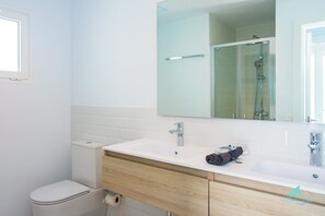 Shower, hair dryer, towels - Modern villa, private pool, A/C, not far from Marina Rubicon (Playa Blanca)