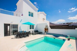 Outdoor pool - Modern villa, private pool, A/C, not far from Marina Rubicon (Playa Blanca)
