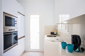 Een koelkast, een magnetron, een oven, een kookplaat