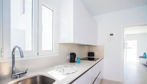 Een koelkast, een microgolfoven, een oven, een kookplaat