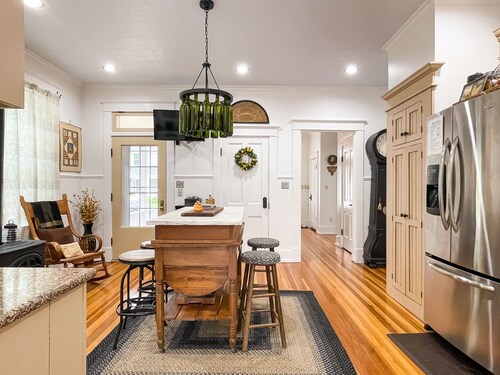 Beekeeper's Cottage - Hot Tub, Heated Pool, Dog-friendly, Downtown