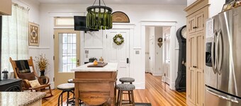 Beekeeper's Cottage - Hot Tub, Heated Pool, Dog-friendly, Downtown