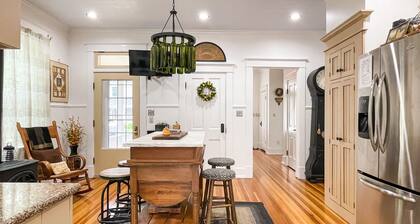 Beekeeper's Cottage - Hot Tub, Heated Pool, Dog-friendly, Downtown