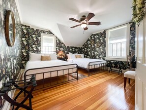 3 bedrooms, iron/ironing board, free WiFi, bed sheets - Beekeeper's Cottage - Hot Tub, Heated Pool, Dog-friendly, Downtown (Washington)