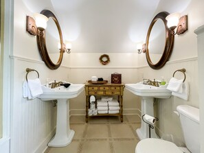 Bathtub, hair dryer, towels - Beekeeper's Cottage - Hot Tub, Heated Pool, Dog-friendly, Downtown (Washington)