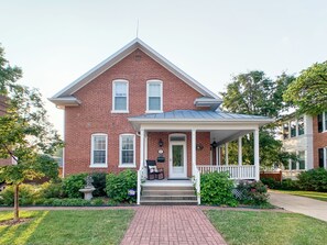 Exterior - Beekeeper's Cottage - Hot Tub, Heated Pool, Dog-friendly, Downtown (Washington)