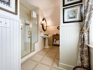 Bathtub, hair dryer, towels - Beekeeper's Cottage - Hot Tub, Heated Pool, Dog-friendly, Downtown (Washington)