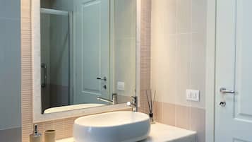 Regadera, secadora de cabello, bidet, toallas