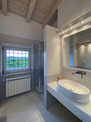 Dusche, Haartrockner, Bidet, Handtücher