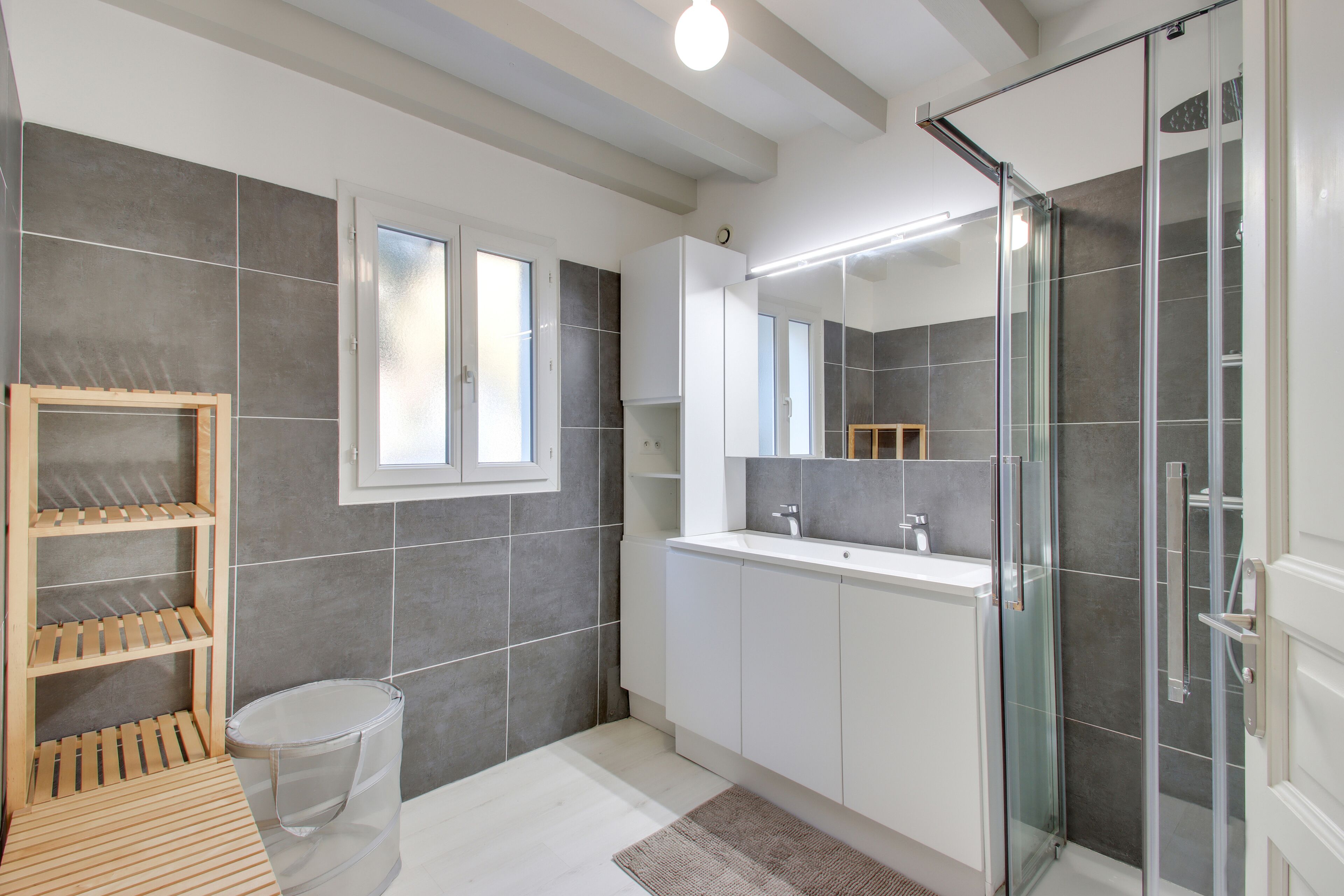 Douche, sèche-cheveux, serviettes fournies