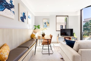 Appartement, 1 chambre (Open Plan) | Aire de séjour | Téléviseur connecté de 49 po avec télévision numérique, téléviseur