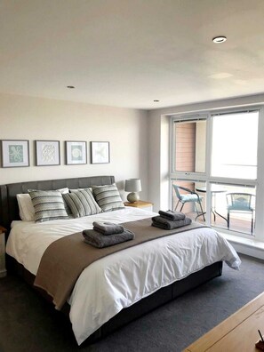 4 habitaciones, tabla de planchar con plancha y cuna de viaje 