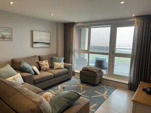 Smart TV, chimenea, reproductor de DVD y futbolito 