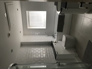Banyera, assecador de cabells, bidet i tovalloles
