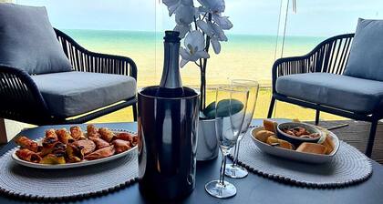Beautiful Seafront Home with Amazing Views!