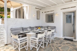 Outdoor dining - Infinity Villa in Paros (Naoussa)