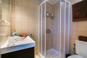 Combined shower/bathtub, hair dryer, towels, soap - Infinity Villa in Paros (Naoussa)