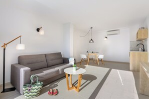 24-Zoll-Fernseher mit Digitalempfang, Tischfußball, Tischtennisplatte