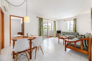 24-inch TV with digital channels, table football, ping pong - Vibra Blanc Cottage Apartamentos (Ciutadella de Menorca)
