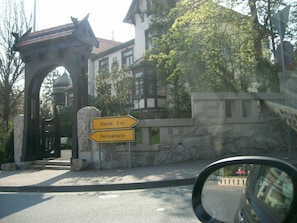 A stone archway with a sign indicating directions to Steina and Fernverkehr. - Lovely, very quiet vacation apartment for groups of up to 16 people (Bad Sachsa)