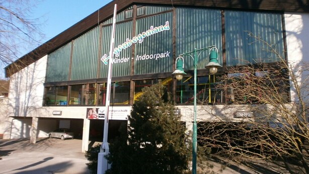 A building with a sign reading "Kinder - Indoorpark" and a Christmas tree in front. - Lovely, very quiet vacation apartment for groups of up to 16 people (Bad Sachsa)