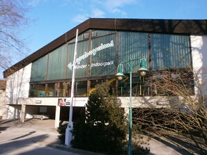 A building with a sign reading "Kinder - Indoorpark" and a Christmas tree in front. - Lovely, very quiet vacation apartment for groups of up to 16 people (Bad Sachsa)