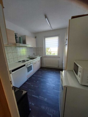 Coffee/tea maker, fridge, oven, electric kettle