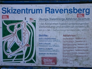 A sign for Skizentrum Ravensberg with a map and lift details. - Lovely, very quiet vacation apartment for groups of up to 16 people (Bad Sachsa)