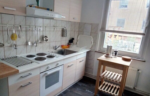 Kühlschrank, Ofen, Wasserkocher mit Kaffee-/Teezubehör, Wasserkocher