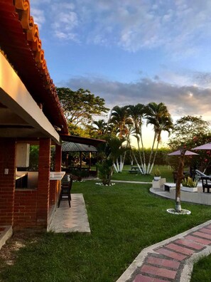 Villa | Property grounds - Inviting 14-bed Villa in Toro Valle del Cauca (Toro)