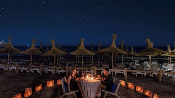 Plage privée à proximité, sable noir, parasols, serviettes de plage