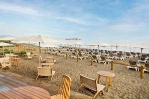 Private beach nearby, black sand, beach umbrellas, beach towels - Radisson Blu Resort, Al Hoceima (Ait Youssef Ou Ali)