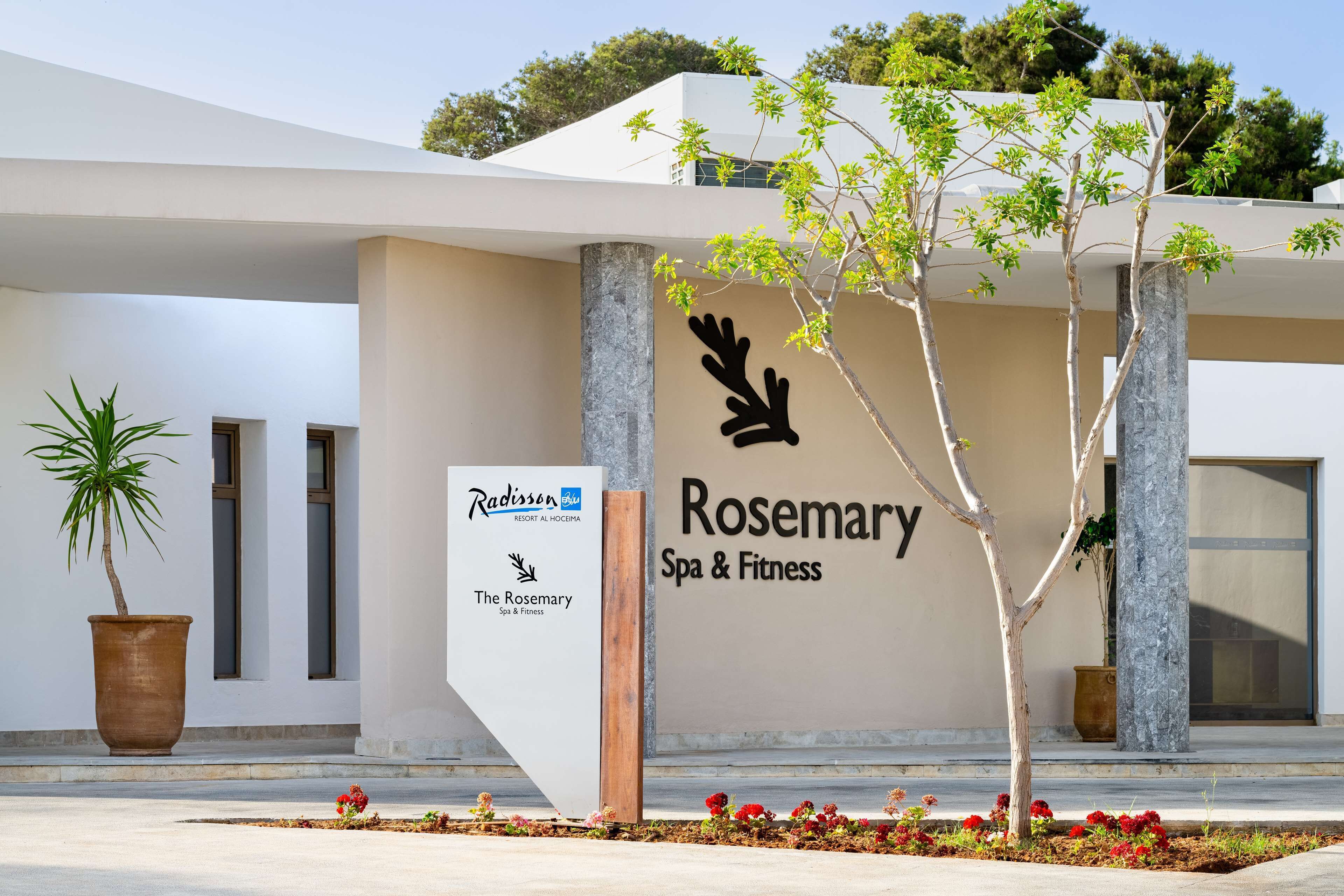 Un edificio moderno con un letrero que indica 'The Rosemary Spa & Fitness'.