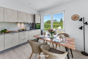 Dining - Beach house - roof terrace, beach chair, barbecue, shower, washing machine, parking lot (Glücksburg)