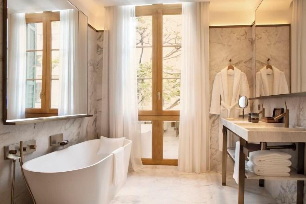 Kostenlose Toilettenartikel, Haartrockner, Bademäntel, Hausschuhe