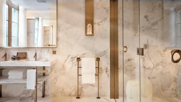 Amenidades de baño gratuitas, secadora de cabello, batas, pantuflas