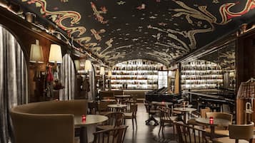 2 bars/lounges, cocktailbar