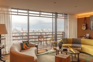 Premier Suite | Ruang tamu | 43 inci televisyen LED dengan digital, TV, buku-buku