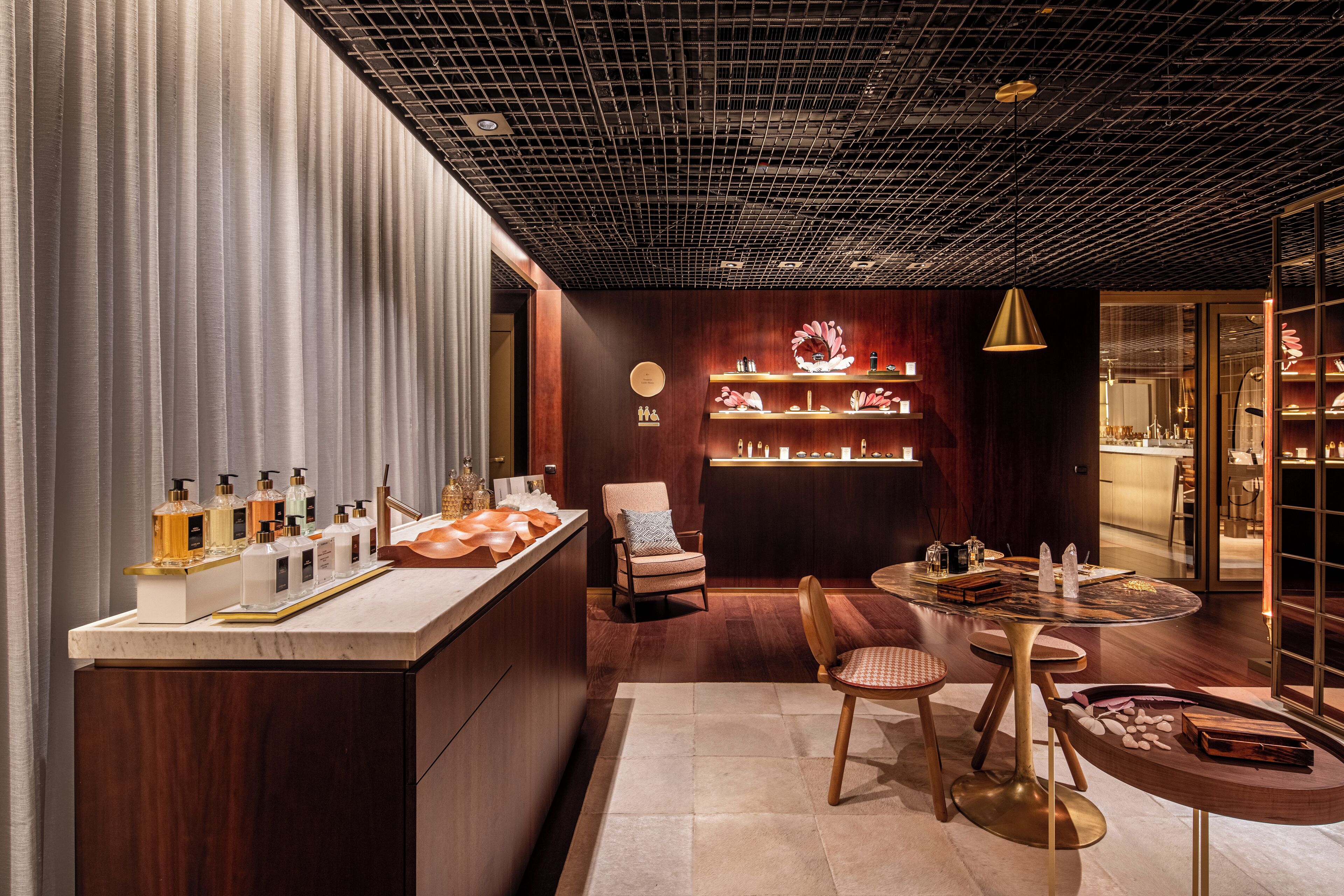 Decoração moderna com área de bar, assentos e exposição de produtos.
